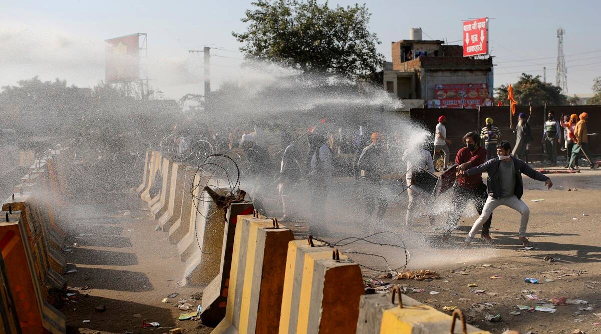 印度农民开拖拉机冲破路障 警方发射催泪弹拦截