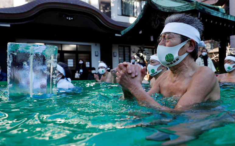 日本民众戴口罩泡冰水浴 祈祷新冠疫情结束（图）