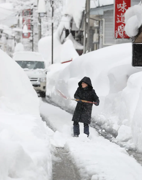 正在清理积雪的日本民众（共同社）