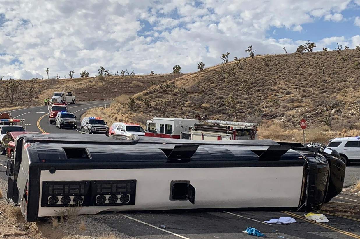 美国亚利桑那州一观光巴士侧翻 致1死2重伤