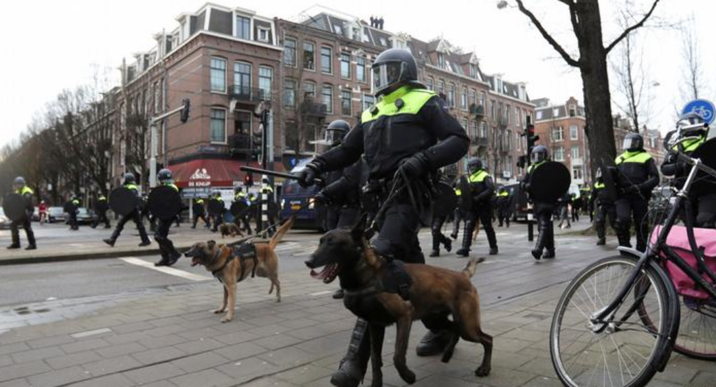 荷兰警察在街头巡逻（路透社）