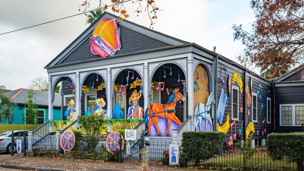 美国新奥尔良民众庆祝另类狂欢节：将房子装饰成花车
