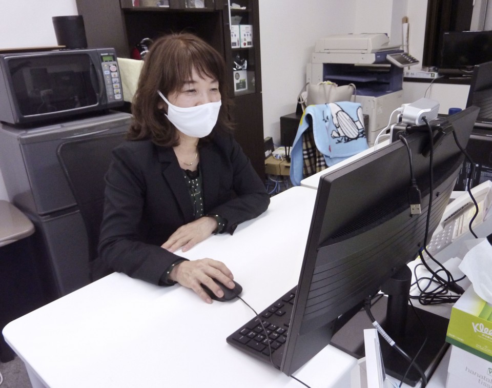 埼玉县婚介中心的员工使用AI。（共同社）