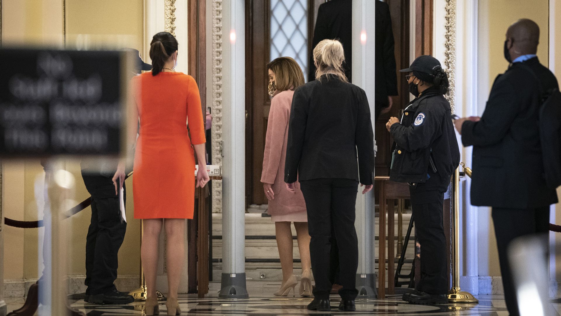 美国众议长佩洛西走过国会安检门（图片来源：Getty）