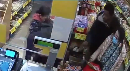 唐人街一家商店遭抢劫（视频截图）