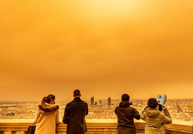 撒哈拉沙尘暴刮到法国 多地天空染成黄色