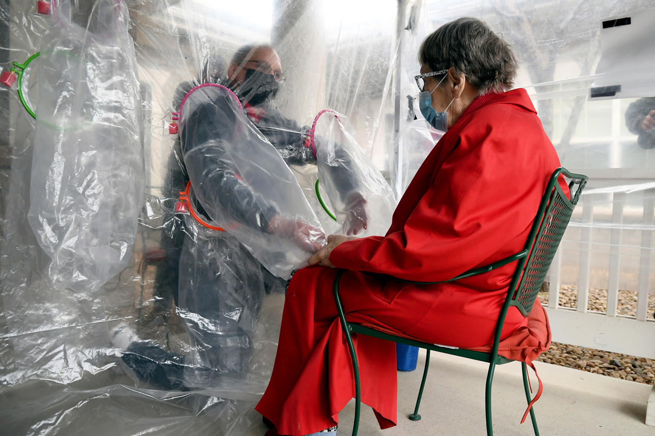 美国一家养老院设置“拥抱帐篷” 让老人与亲属安全接触