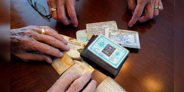 离开南极洲53年后，保罗·格里舍姆丢失的钱包重新回到他的手中。（美联社）
