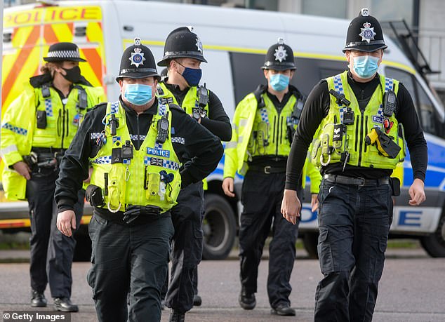 英国近百名警察欲插队接种疫苗 被当班警察劝离