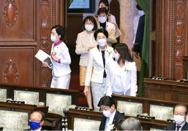 日本在野党女议员身穿白色服装进入会场（朝日新闻）
