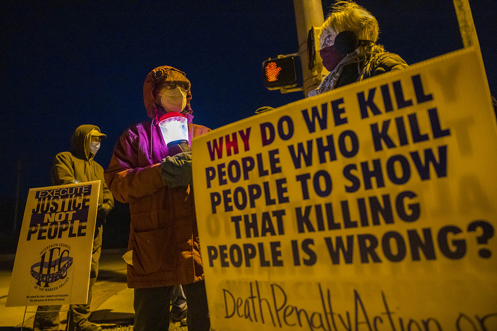 美国民众举牌抗议死刑