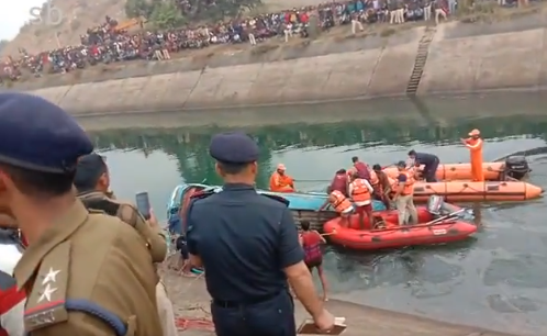 印度一公共汽车坠入运河致38死 数十人失踪
