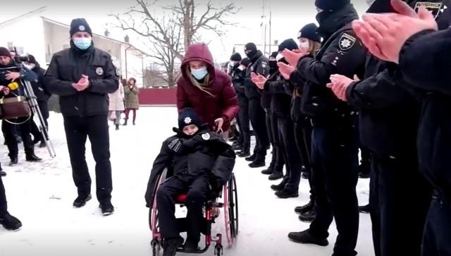 乌克兰10岁绝症男孩宣誓成为警察 穿定制警服巡逻一天