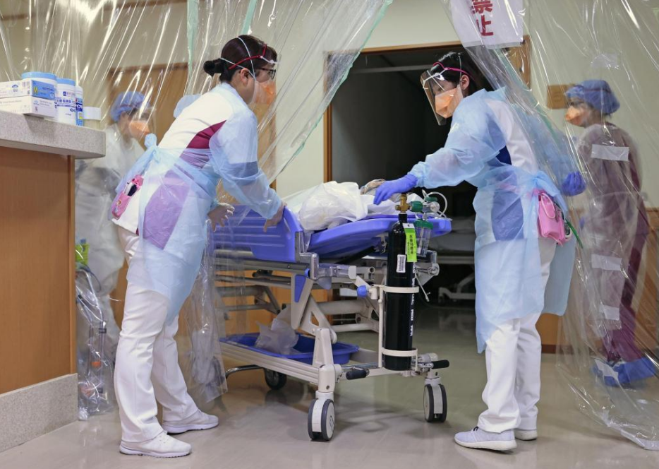 日本医护人员在医院救治新冠患者