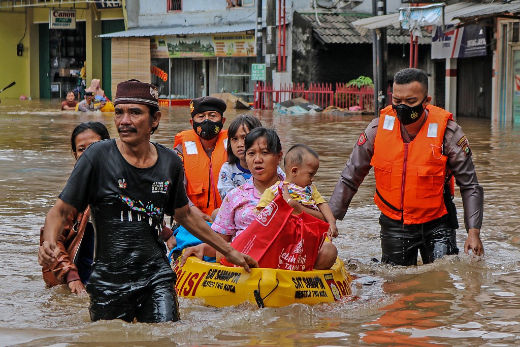 印尼发生严重洪灾 上百个社区遭暴雨袭击