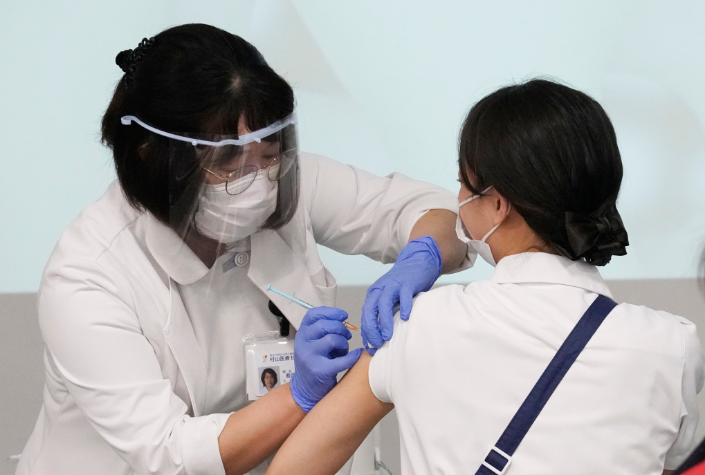 日本东京，医务人员接种新冠疫苗。