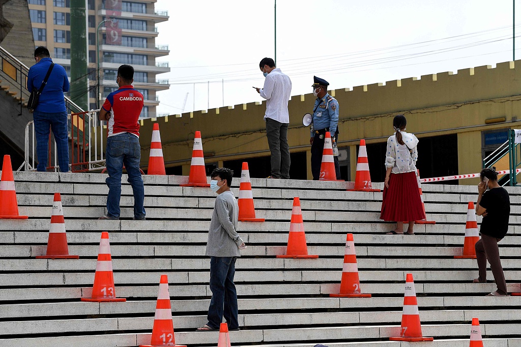 柬埔寨民众在金边体育场排队等待接受新冠病毒检测