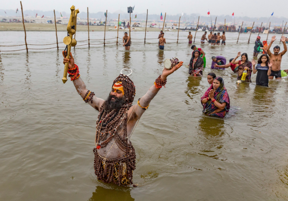疫情期间印度数百万信徒泡河水中 称“为获得更好重生”