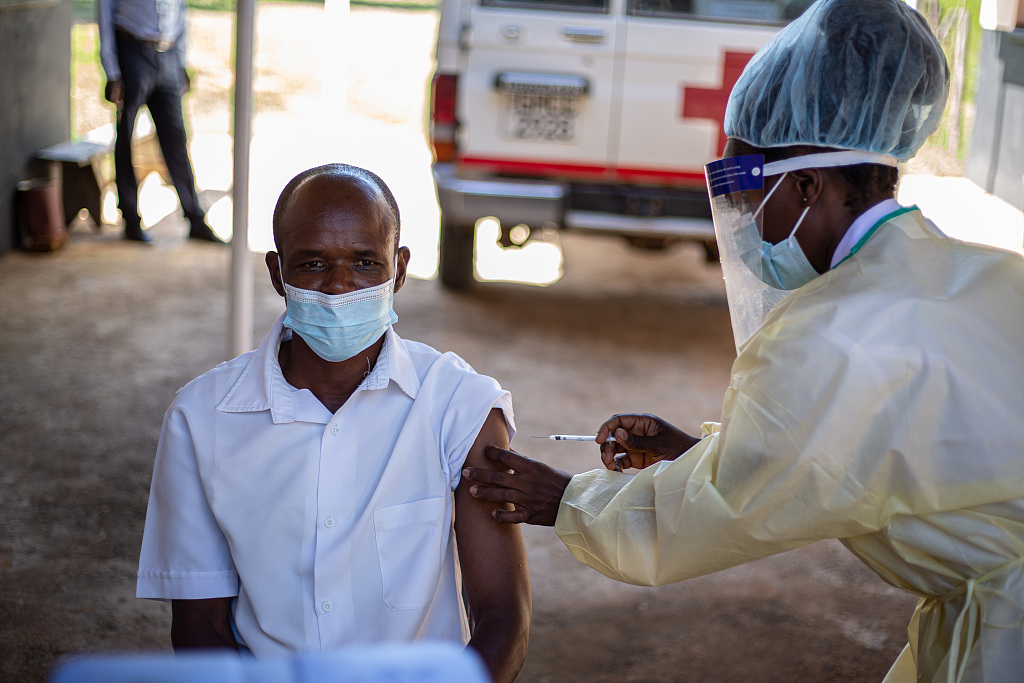 津巴布韦民众接种新冠疫苗