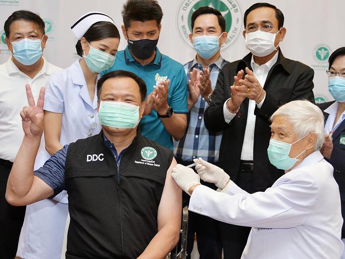 泰国副总理兼公共卫生部长阿努廷接种中国科兴新冠疫苗