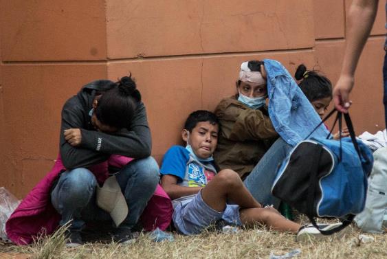 100多名非法移民入境美国时新冠检测呈阳性 随后被放行