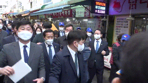 韩国执政党党首被扔鸡蛋：身边小哥没拦住 直接砸中脸