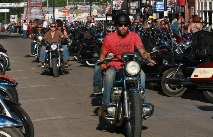 疫情之下，美国这地将有30万人参加摩托车集会