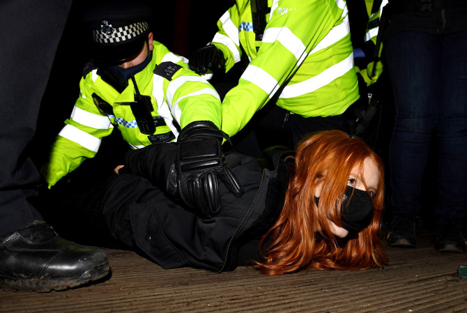 英国女性抗议者遭警察粗暴对待
