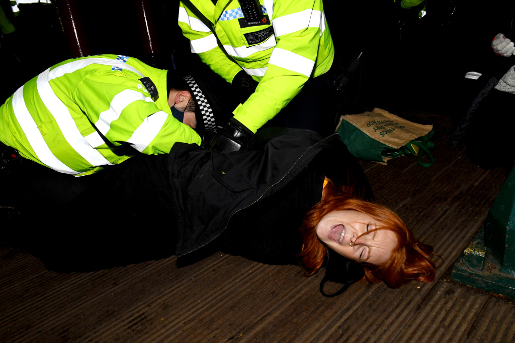 英国女性抗议者遭警察粗暴对待