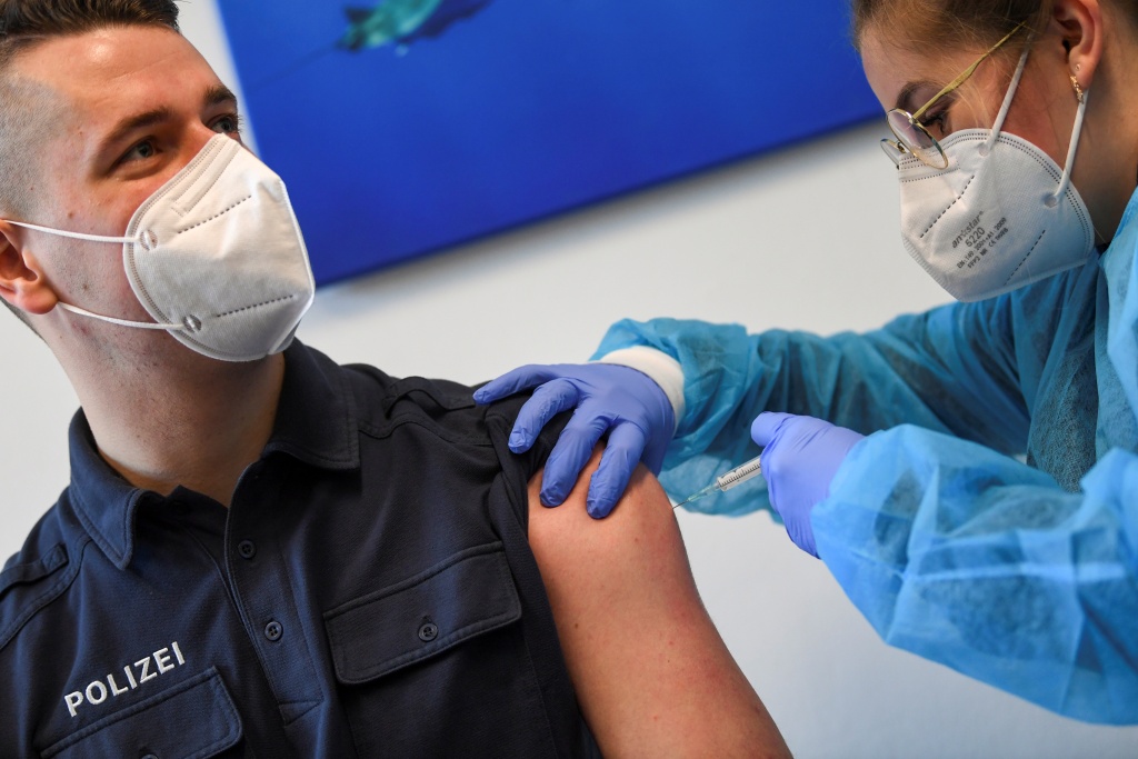 欧洲大部分地区暂停使用阿斯利康新冠疫苗。