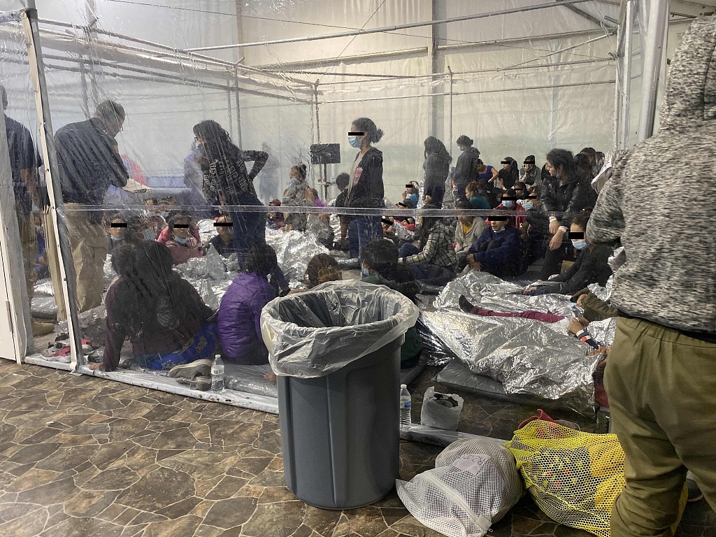 美墨边境收容设施内的移民
