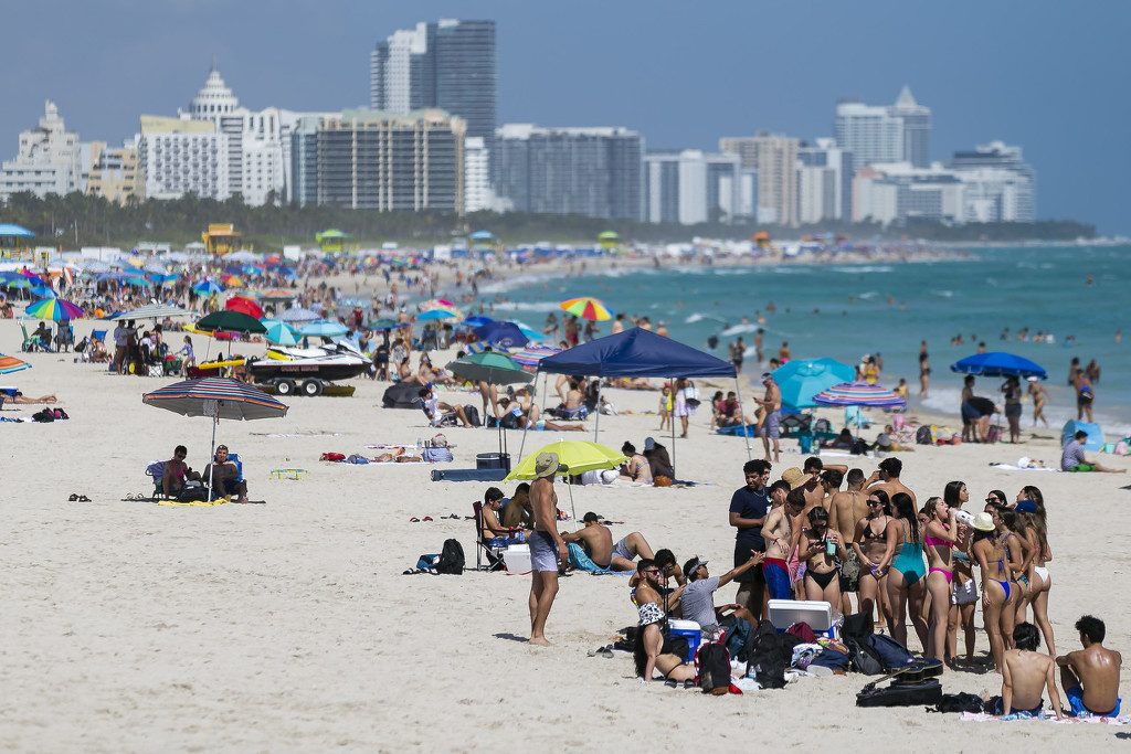 美国佛罗里达州近期不少民众来到海边聚集。