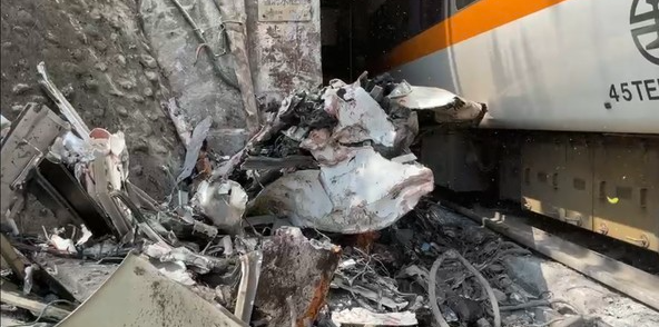 台铁出轨致4人命危23人受伤 台铁局：工程车溜下斜坡撞列车