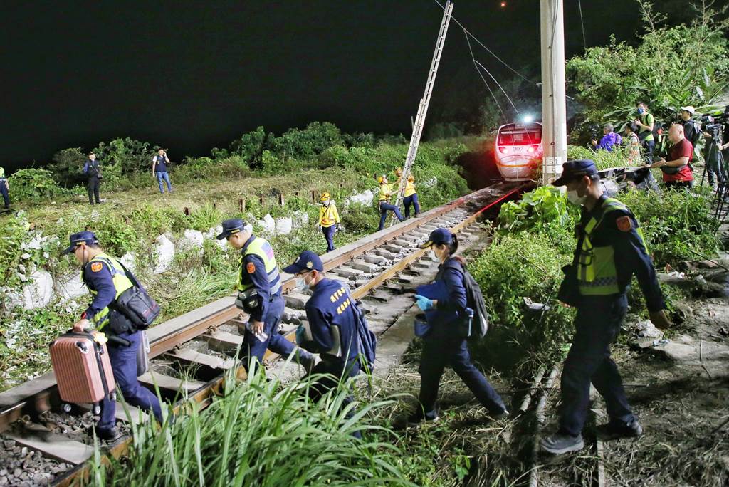 台铁事故死亡人数增至51人 搜救人员再找到一具遗体