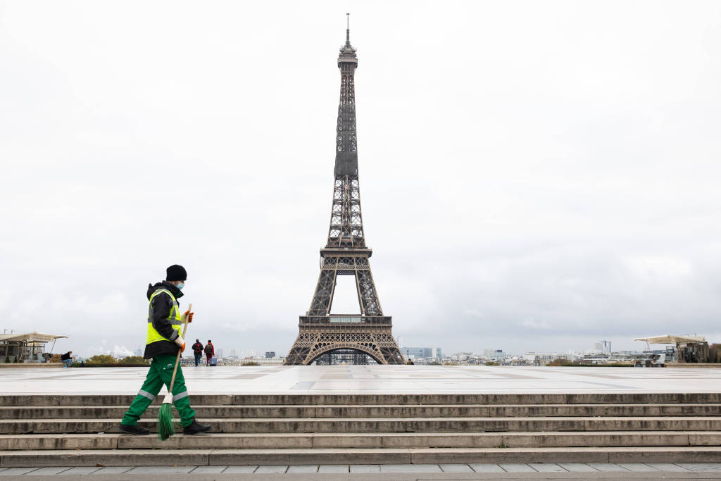 法国巴黎埃菲尔铁塔前戴口罩的人