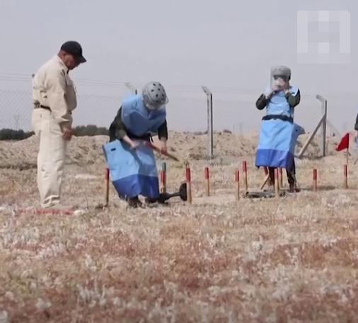40天培训后，伊拉克首支全女性排雷队“武装”上岗（图）