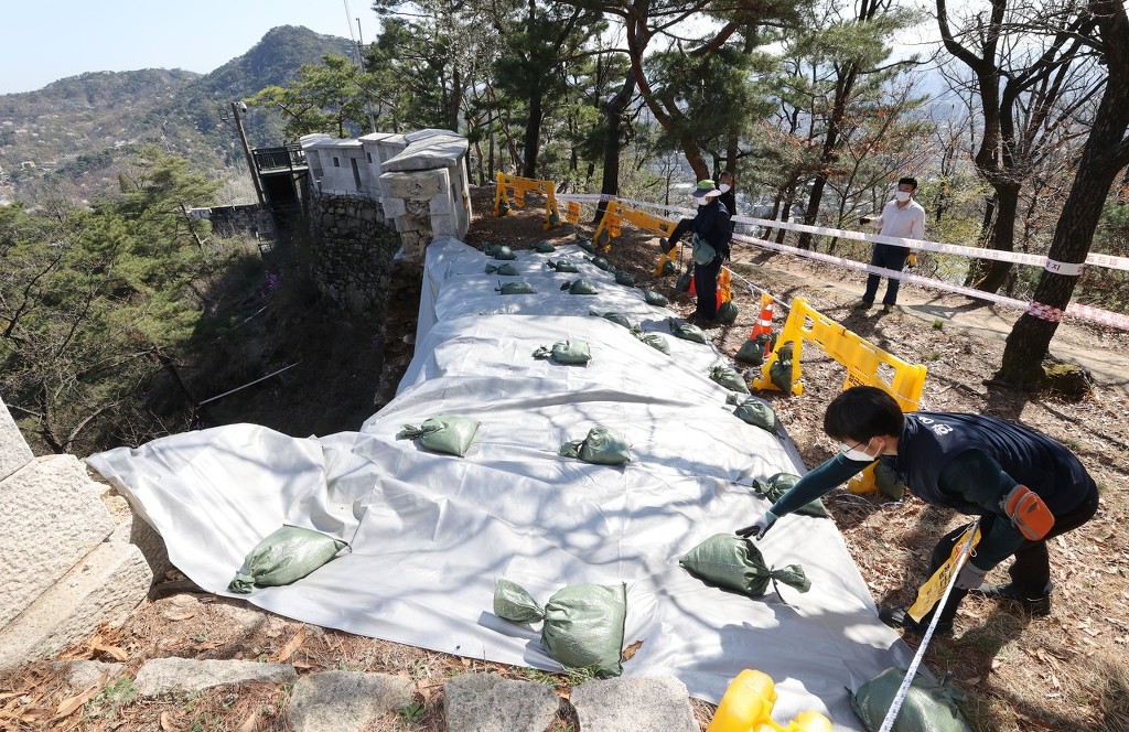韩国600年古城墙突然坍塌 砖石碎一地（图）