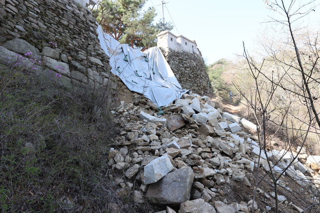 韩国600年古城墙突然坍塌 砖石碎一地（图）