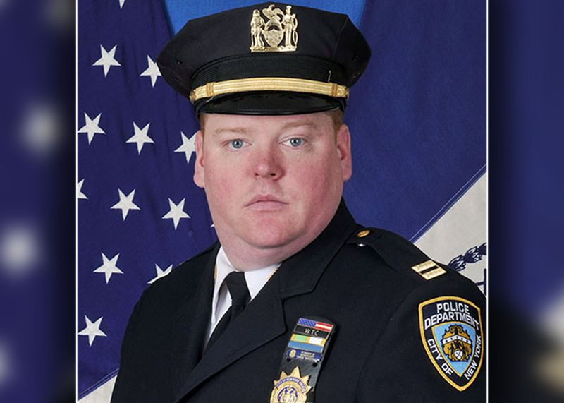 纽约警察分局局长警车内饮弹自尽 自杀前曾打电话报警