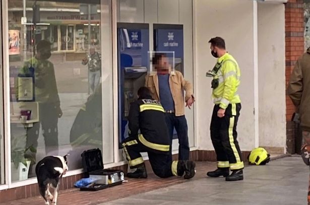 英国男子愚人节谎称手被卡入ATM机 消防人员大呼上当