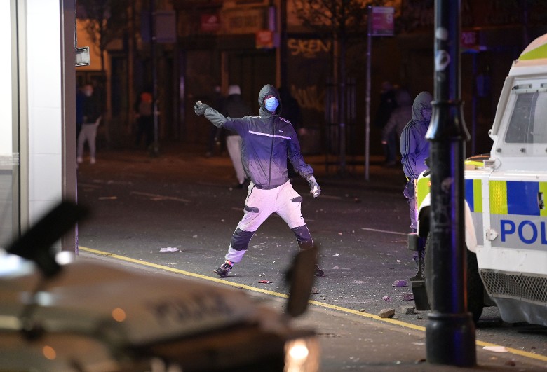 英国北爱爆发骚乱：民众怒烧公交 40多警察受伤 约翰逊深夜发声