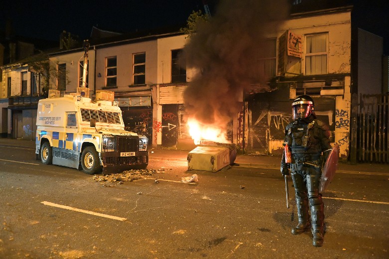 英国北爱爆发骚乱：民众怒烧公交 40多警察受伤 约翰逊深夜发声