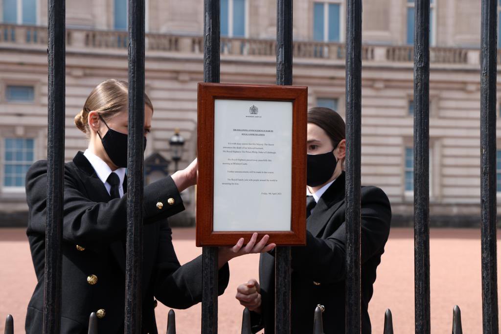 菲利普亲王去世 英国白金汉宫张贴讣告降半旗致哀