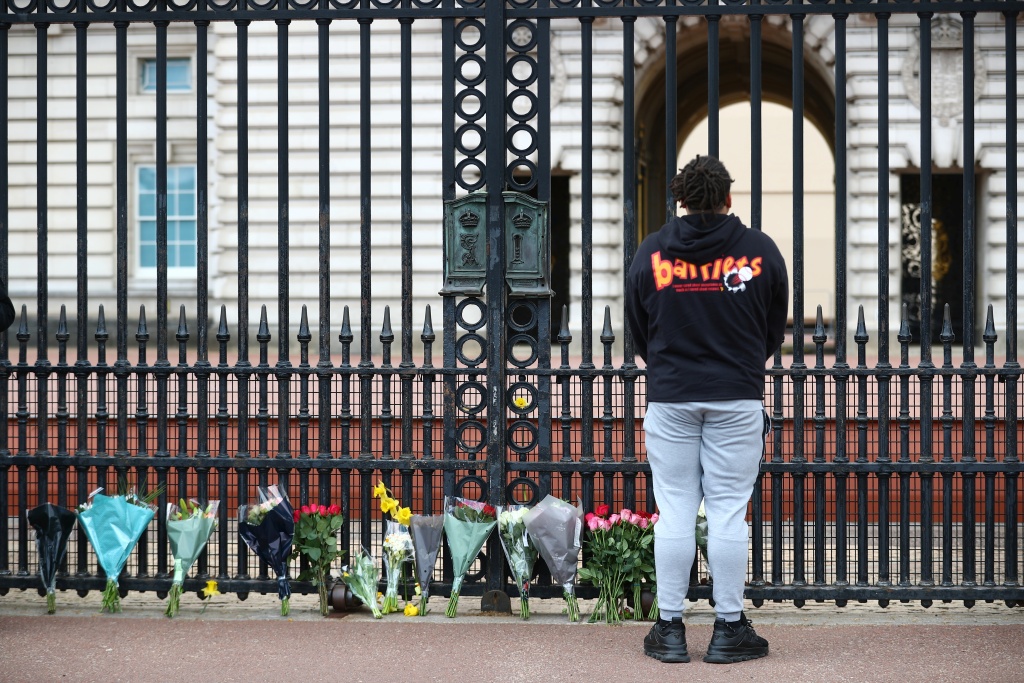 英国民众开始聚集到白金汉宫门前 悼念菲利普亲王