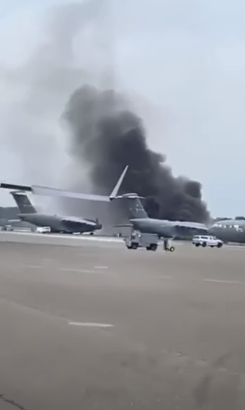 美军C-17运输机跑道上起火：黑烟滚滚 旁边有多架军机