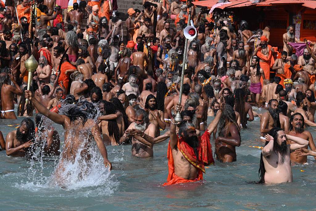 现场图：印度民众庆祝大壶节。