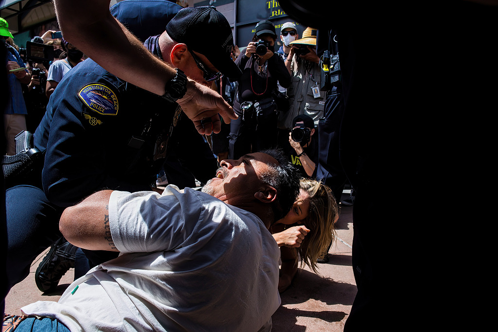 美国“白命贵”集会发生冲突：支持者与反对者扭打 警方逮捕12人