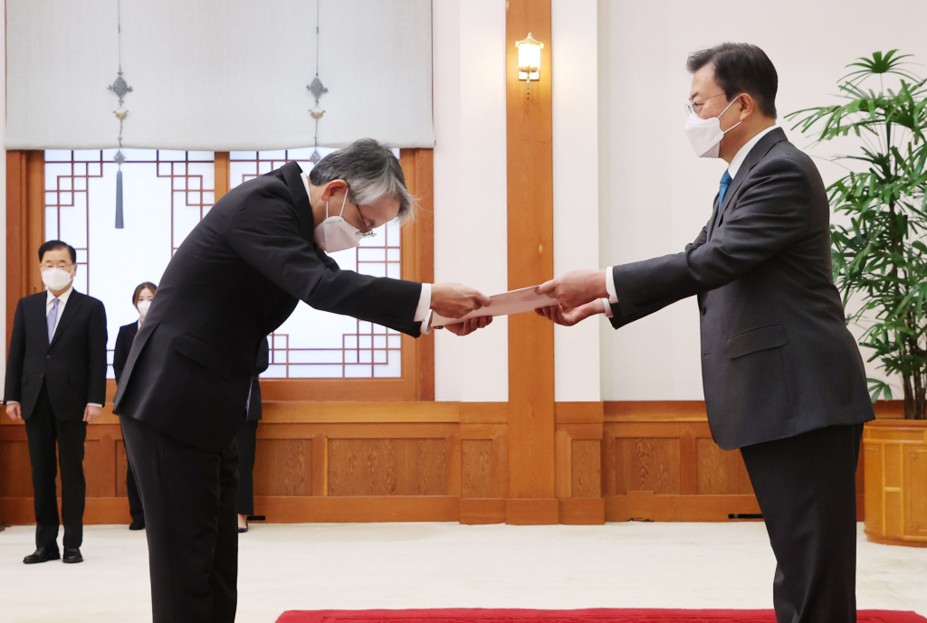 文在寅14日接受日本驻韩大使递交的国书