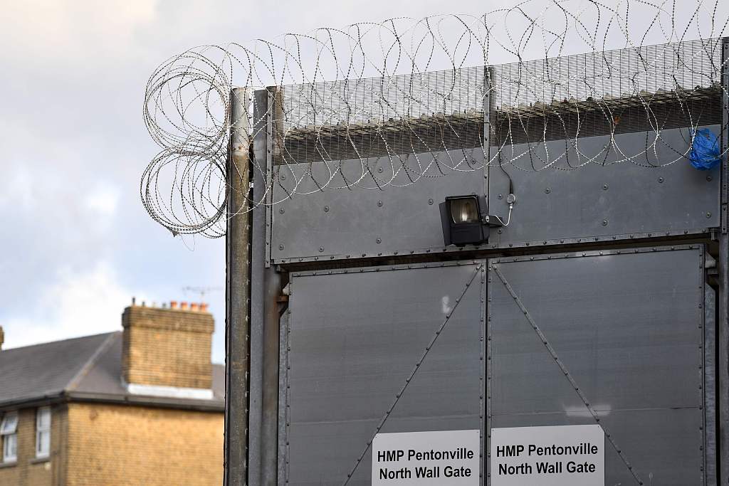 英国女狱警将一囚犯的牢房编码纹在腿部 被判入狱