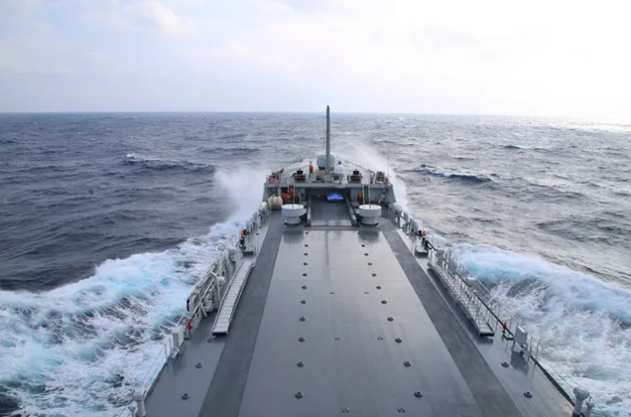 不间断连续进行……"4月12日,南部战区海军某登陆舰大队云雾山舰,万